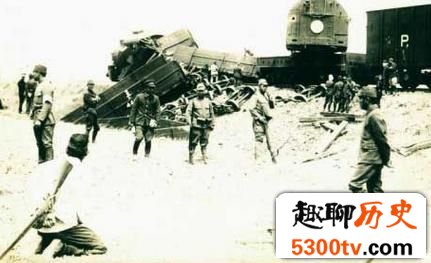 罕见照片：千余日军向不足百人的抗日游击队投降！