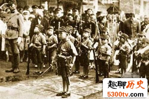 二战疯狂的日本母亲：给儿子送匕首鼓励多杀人
