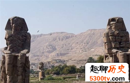 埃及发现3000年前巨型雕像 疑为“法老二世”