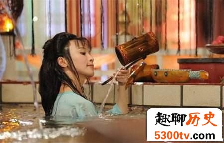 揭秘杨贵妃在温泉沐浴时为何一定要戴浴帽?