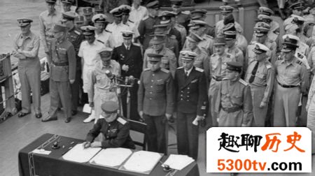 日本对盟军投降的仪式：在密苏里号上递投降书