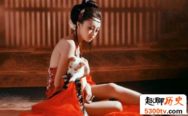 为什么古代寡妇老被说“寡妇门前是非多”?