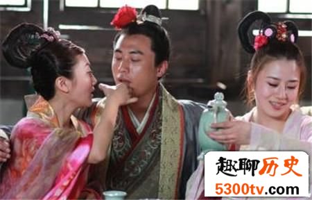 西门庆请客吃饭的时候为何喜欢连饭桌都送人?