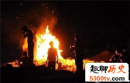 古代打仗后 战场上成千上万的尸体该如何处理?