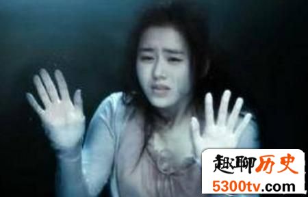 惊悚轶闻：考生黑夜墓前遇女子竟与四尸同睡