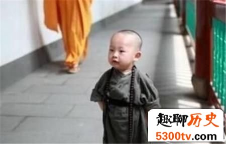为什么佛祖有头发 其他和尚却要剃光头？