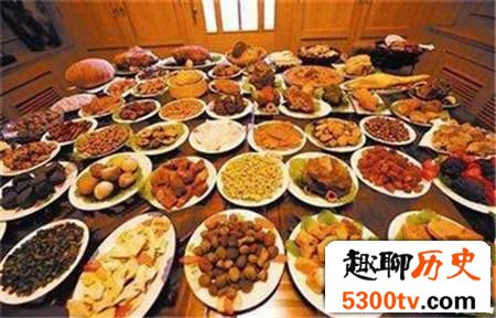 清朝皇帝满汉全席吃不完 剩菜一般都怎么处理?