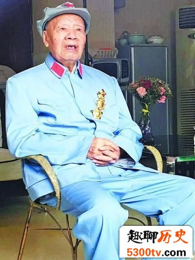 102岁老红军回忆保卫遵义会议时睡觉都不脱军装
