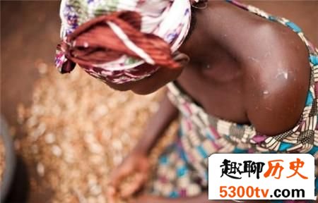 揭秘加纳寡妇悲惨生活：被迫与丈夫尸体同眠