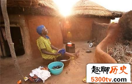揭秘加纳寡妇悲惨生活：被迫与丈夫尸体同眠