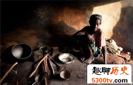 揭秘加纳寡妇悲惨生活：被迫与丈夫尸体同眠