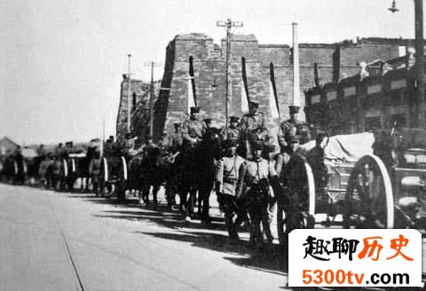 日本在侵华战争中如何发挥自己的政治煽动性？