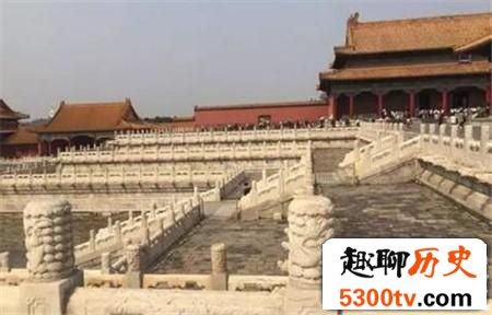 北京故宫匾额上有一根箭 为何200年都没被摘下
