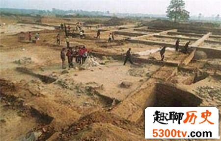 农民打井挖出一座千年古墓 墓中物品价值连城