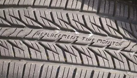汽车轮胎上有一行小字它的作用是什么？