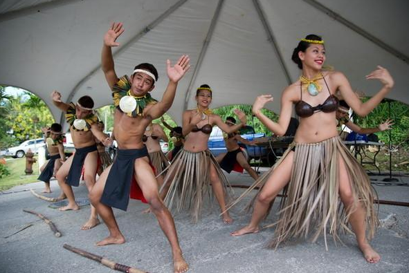 太平洋上有这样一个部落 女同胞有极高的社会地位 原始的状态