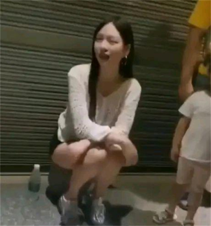 【地摊女友 租卖自己的身体】女子在闹市摆摊 居然是出租自己