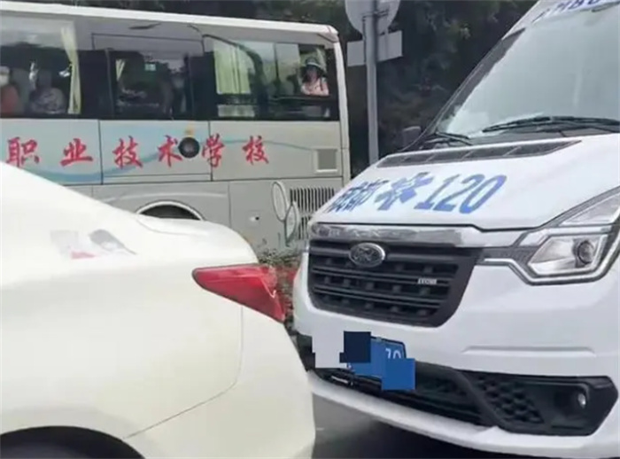 愣头青司机拒绝给救护车让路：凭啥让你 扣分怎么办 你说得轻巧