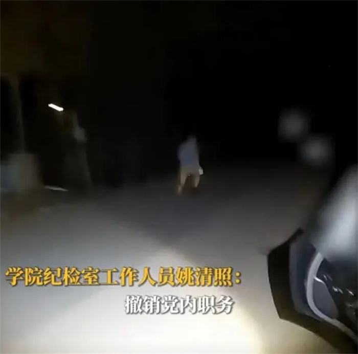【车上偷情】广东荒郊野外，高校干部和女同事车内被抓现行，女子婆婆亲自开门