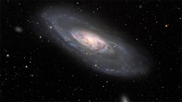 天文望远镜可看到上亿光年外的星系 为何看不见一颗星球的表面