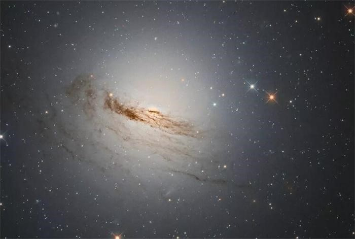天文望远镜可看到上亿光年外的星系 为何看不见一颗星球的表面