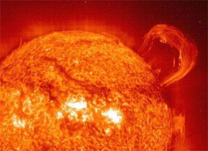 在太阳附近 探测器多次拍到不明飞行物 难道太阳是“加油站”