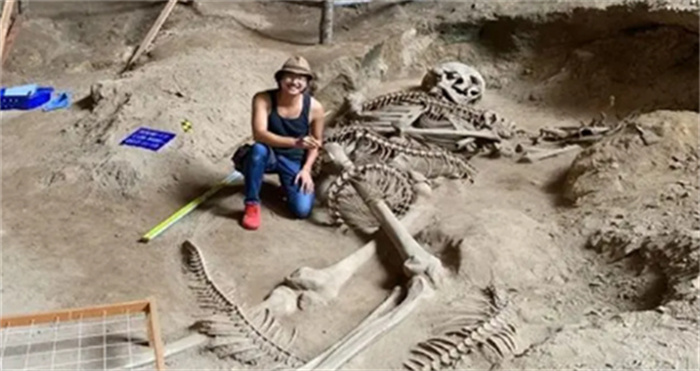 泰国洞穴中发现一具5米长的巨人骨架 科学家揭秘藏身之谜