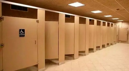 【厕所冷知识】为什么公厕的门几乎都是朝里开的？