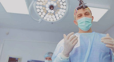为什么外科医生在做手术前要举着双手？ 