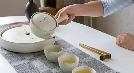 喝茶可以代替喝水吗