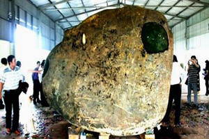 世界上最大的翡翠原石，重达3千吨/长35米(体积太大无法开采)