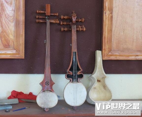 六弦琴是什么乐器的别称，现代一般指吉他(也指藏族六弦琴)