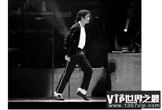 太空步是谁发明的，由迈克尔·杰克逊最先命名(是他的标签舞步)