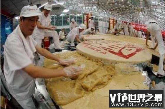 世界上最大的月饼，重13吨破吉尼斯世界纪录(可供11万人食用)