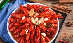 武汉小龙虾是全国城市小龙虾消费排行榜上最贵（单价303元）