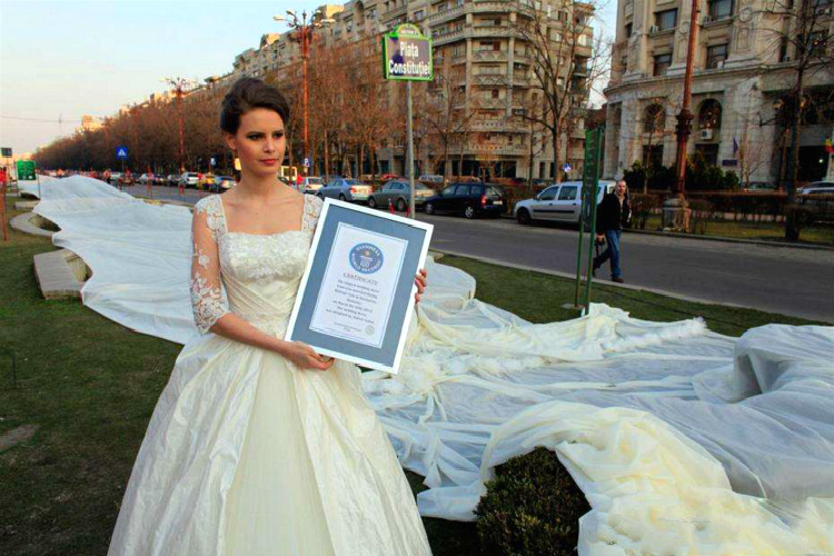 世界上最长的婚纱，最长的8095米(中国4100米婚纱排第二)