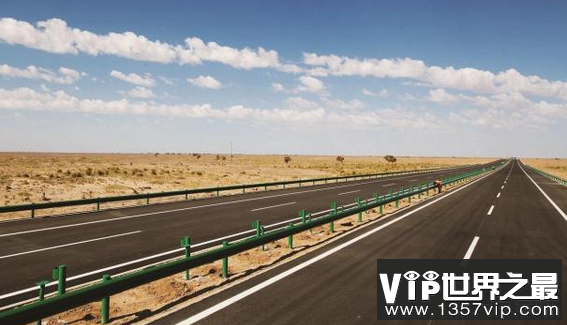 世界上最长的沙漠高速公路