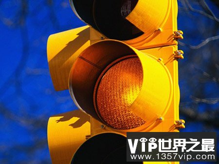 谁发明了黄色交通灯？中国人胡汝鼎发明