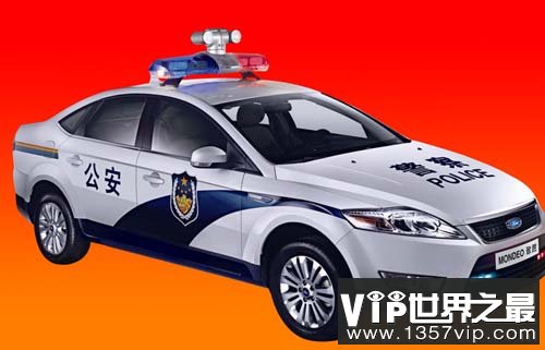 为什么警察去抓坏蛋的时候警车要亮灯还要鸣笛