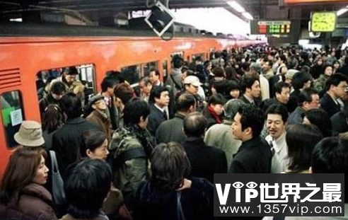 世界上最拥挤的地铁是由人们推动的