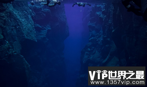 智利海沟是世界上最长的海沟，深达8000公里
