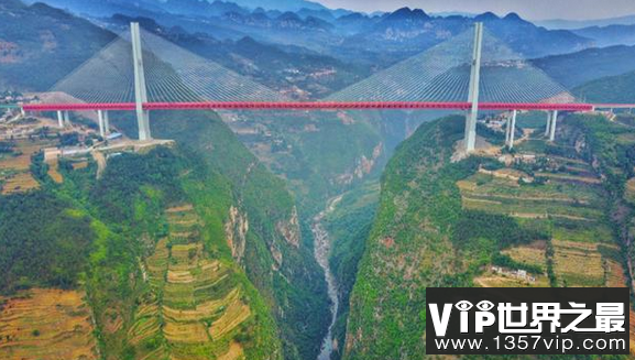 北盘江大桥是世界上最高的桥梁,垂直高度为565米(相当于200层)