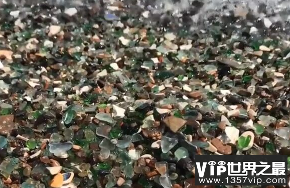 世界上最美丽的垃圾海滩每年有1000人拿起玻璃首饰