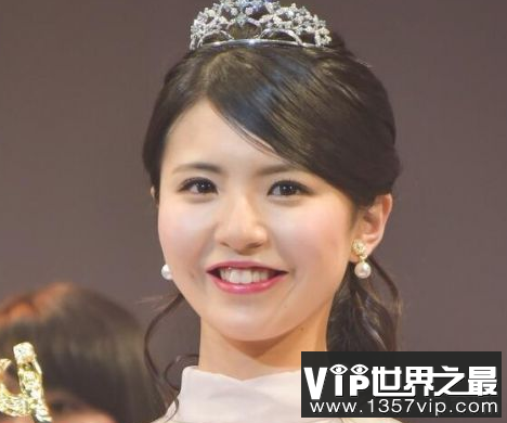 22岁的松田是日本最漂亮的大学生，他赢得了最英俊的男大学生佐藤的冠军