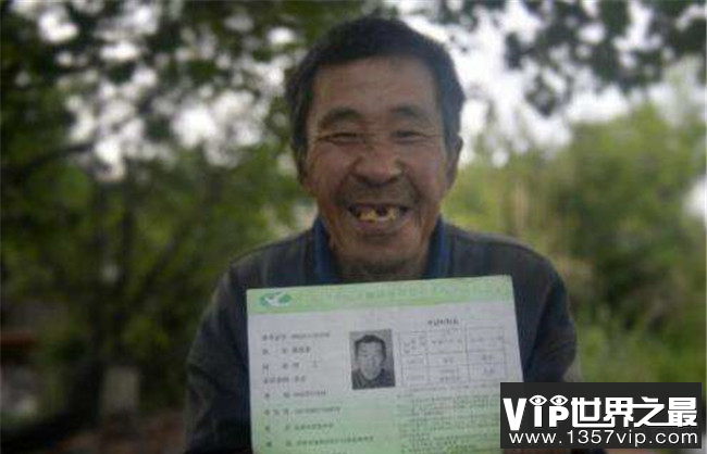 72岁老人19次高考 最好成绩303分