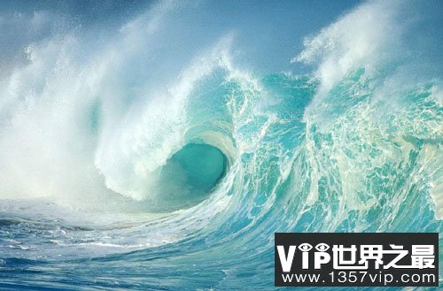 超过500米的滔天巨浪 比帝国大厦还高
