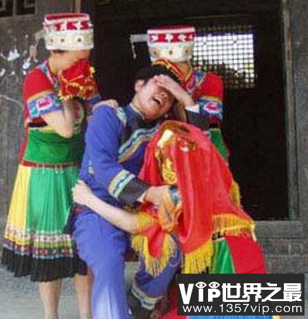 湘西邪事落花洞女，被洞神偷魂疯痴至死