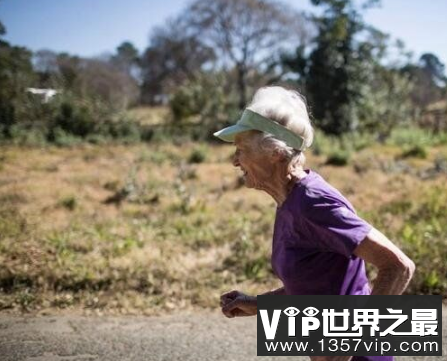 八十六岁老奶奶两个小时跑完半马拉松