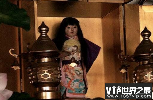 日本人形娃娃灵异事件，娃娃被阴魂附身电视直播闹鬼