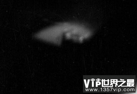 55年前的照片上发现UFO：外星人在监视着美国？